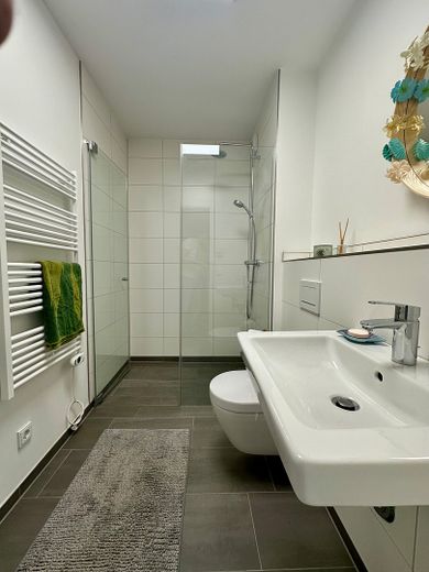 Einzigartige Wasserlage in der Wasserstadt Limmer – 4 Zimmer, 2 Terrassen & unverbaubarer Blick – Fotoğraf 12