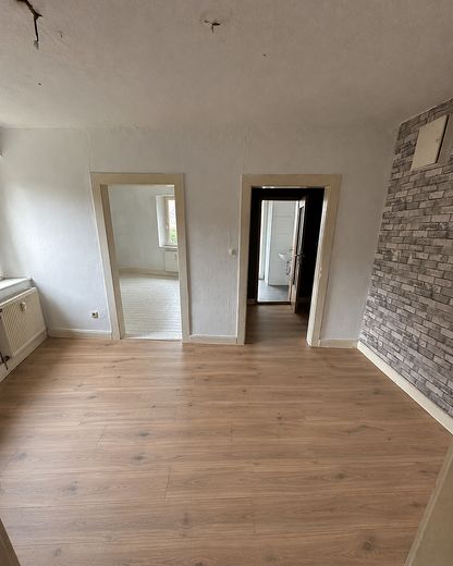 Charmante 2-Zimmer-Wohnung mit Balkon & Tageslichtbad in zentraler Lage von Bad Kreuznach – Wohnzimmer