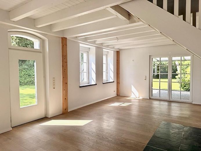 PROVISIONSFREI * HISTORISCHER CHARME & NEUBAUKOMFORT * A+ EFFIZIENZ * BAUERNHAUS AUF HOFANLAGE – Wohnen-/Essen mit Gartenblick