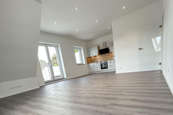 Moderno e luminoso appartamento duplex di 3 locali con cucina componibile attrezzata, balcone + posto auto coperto a Achim Uphusen