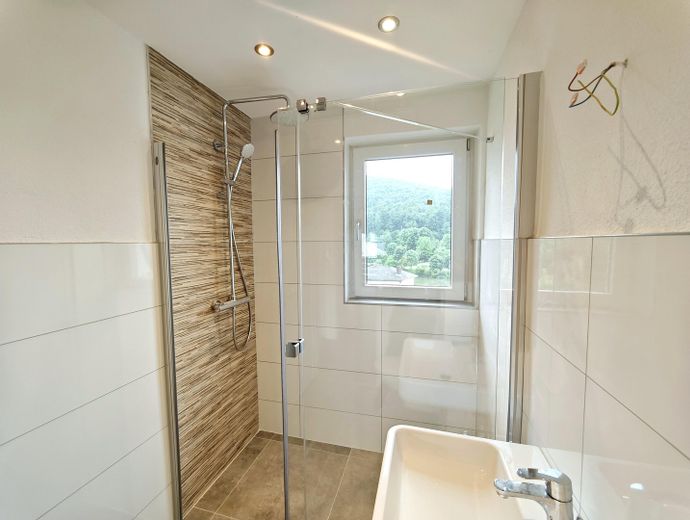 Neues Bad mit Regendusche