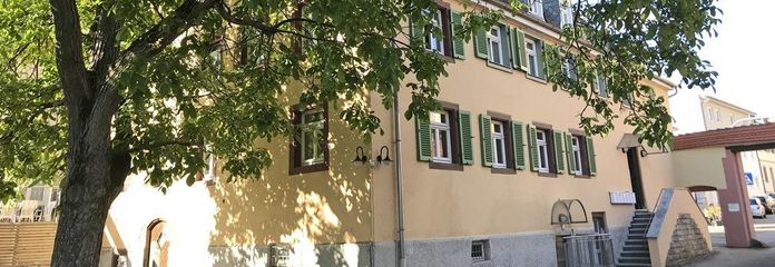 2-Zimmer-Dachwohnung mit EBK + saniertem Tageslichtbad zentral in Ubstadt – Ansicht Innenhof