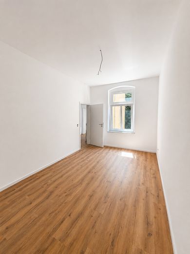 Kernsanierte 4-Zimmer-Wohnung mit moderner Einbauküche in zentraler Lage – Durchgangszimmer