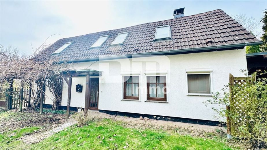 (R)eserviert! Einfamilienhaus am Ortsrand mit großem Grundstück, Carport – Frontansicht