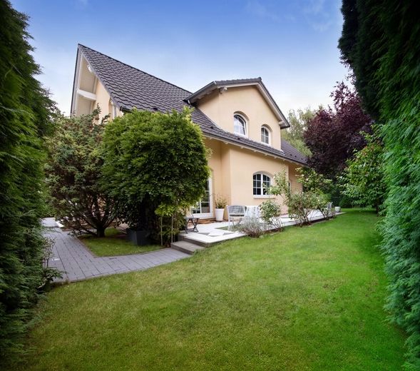 Casa unifamiliar de elegancia atemporal con tecnología de última generación - Lichtenrade – Außenansicht Haus Südseite