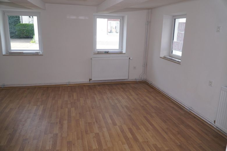 Vollständig renoviertes und modernisiertes 5-Zimmer-Einfamilienhaus in Eichendorf – Wohnzimmer EG