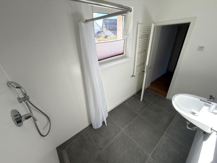 Hochwertiges, kernsaniertes, bezugsfertiges Zweifamilienhaus – Energieklasse A – EG Bad