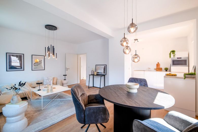 Provisionsfrei und sofort bezugsfertig: Renoviertes EFH mit Garten – Wohn-Ess-Zimmer
