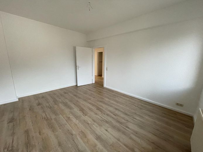 2.5-room apartment with balcony in a good, quiet location – Zimmer 2