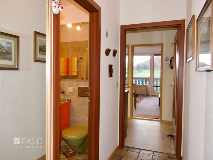 Einfach Mehr: Gepflegte Nichtraucher-2-Zimmer-Wohnung, möbiliert, TG, Aufzug, Süd-Loggia-Balkon. – Diele, Bad, Wohnen