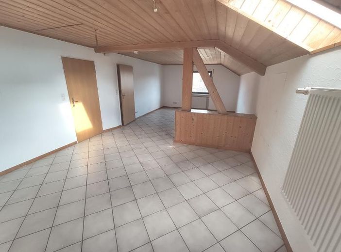 3 Zi. DG Wohnung mit Küche, Gartenmitbenutzung und Stellplatz – Wohn- /Esszimmer Bild 2