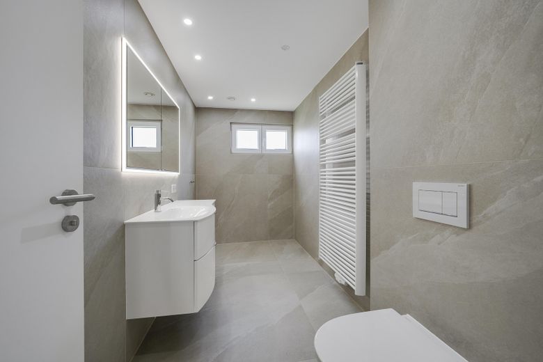 Modernisiertes Mehrgenerationenhaus mit zwei Einheiten in Bad Neustadt-Herschfeld – Badezimmer 2 EG