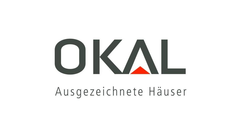 WOHLFÜHLOASE UNTER ZEITLOSEM SATTELDACH – OKAL LOGO GRAU CMYK mit Claim final NEU