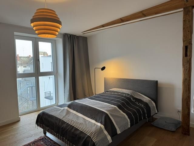 Obra nueva: Ático con terraza orientada al sur y cocina equipada - en Reinickendorf/Mitte – Schlafzimmer