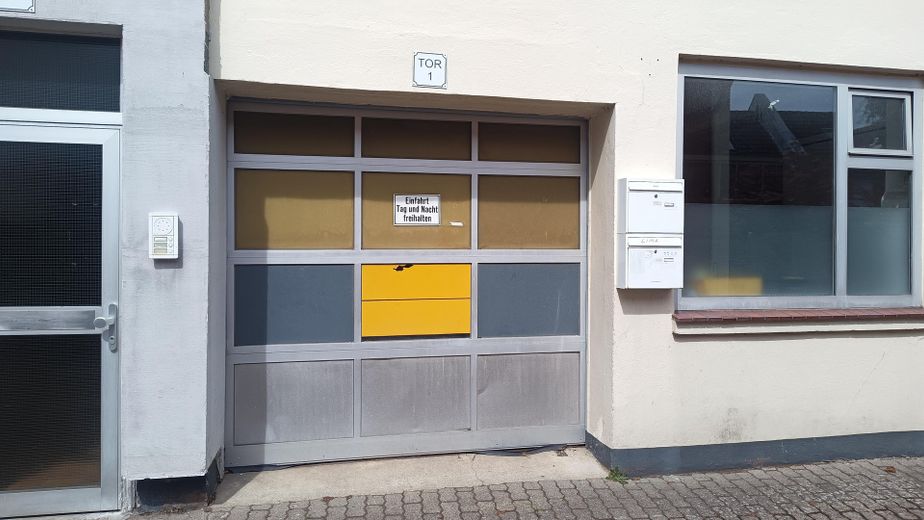 Lagerhalle 186 m², erbenerdig mit Rolltor und eigenem WC in 22869 Schenefeld – Eingang Rolltor