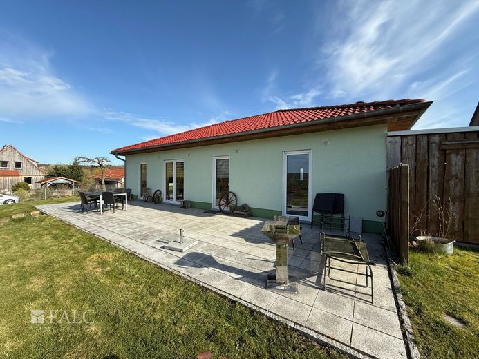 RESERVIERT***Atzenhausen - Wohnen auf einer Ebene: Neuwertiger Bungalow auf üppigem Grundstück*** – Terrasse