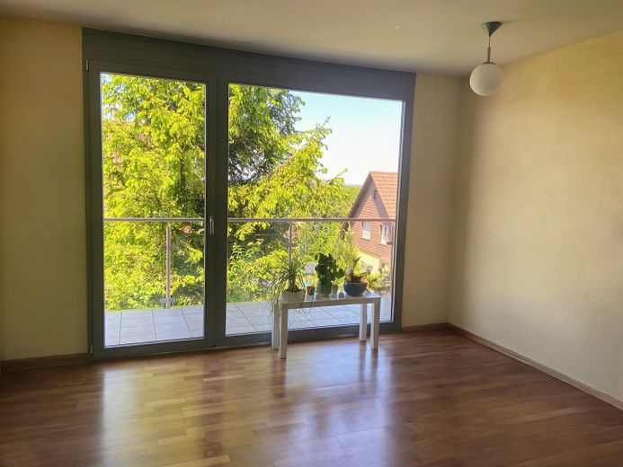 Wohnraum mit Balkonzugang