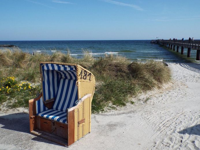 Strandkorb mit Seebrücke