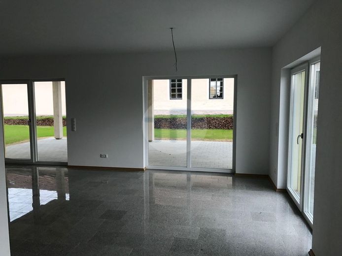 RESERVIERT! WALMDACHBUNGALOW MIT GARAGE UND CARPORT IN TRAUMHAFTER SIEDLUNGSRANDLAGE – Wohnzimmer (2)