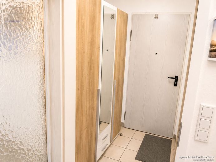 Dachgeschosswohnung für Firmen &amp; Berufspendler als Haupt- oder Zweitwohnsitz. Auch als Büro nutzbar – Eingangsflur