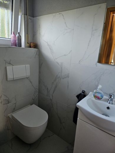 Maison mitoyenne centrale exclusive avec piscine et climatisation – Gäste WC