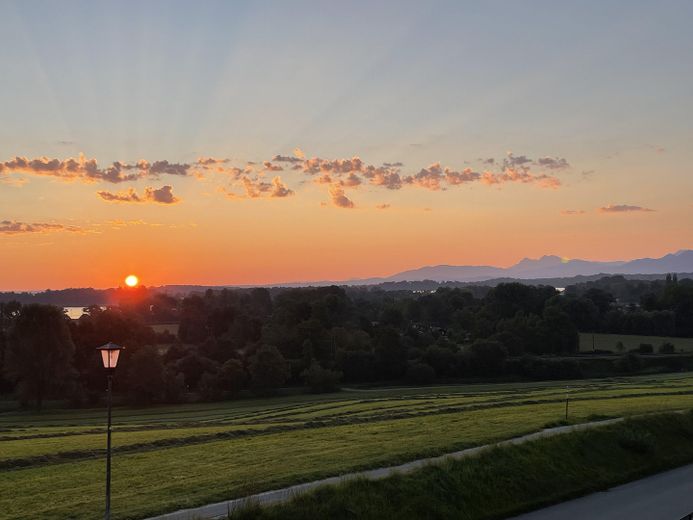 Modernes Einfamilienhaus mit freiem See- und Bergblick Nähe  Prien – Sonnenaufgang