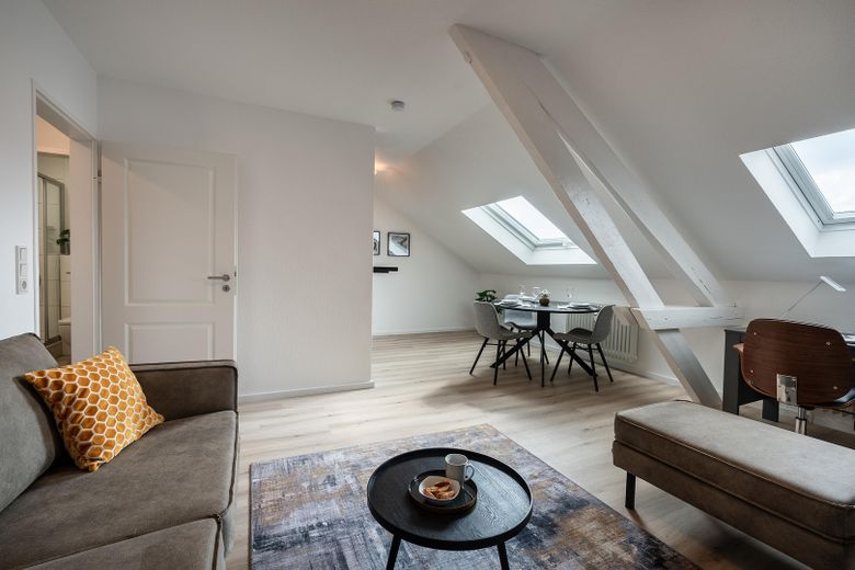 Wohnen auf Zeit - komplett möbliert und renoviert – Wohnzimmer / Essecke