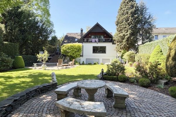 Villa cittadina estremamente curata e spaziosa in posizione tranquilla con ampio giardino simile a un parco