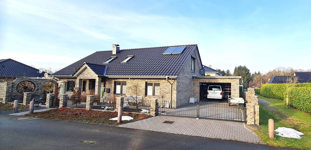 Frontansicht mit Garage