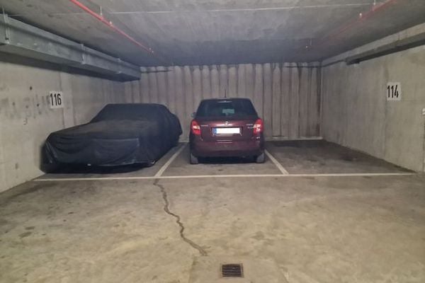 5,5 Tiefgaragenplätze (kein DUPLEX) nähe Harras zu verkaufen