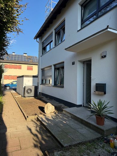 Atractiva casa adosada de esquina, clase energética A, vivienda multigeneracional con gran jardín y 2 garajes – Foto 1