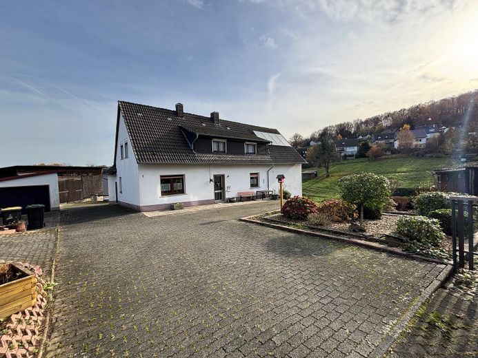 Hausansicht mit Garage