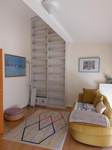 Gut gepflegtes Reihenhaus mit Grasdach – Lesebereich