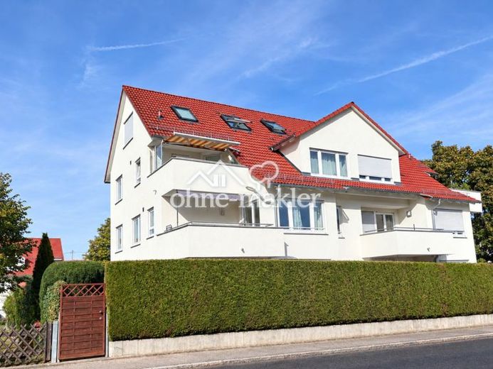 Céntrico y tranquilo: piso de 4 habitaciones con balcón en el corazón de Maichingen – Foto 1