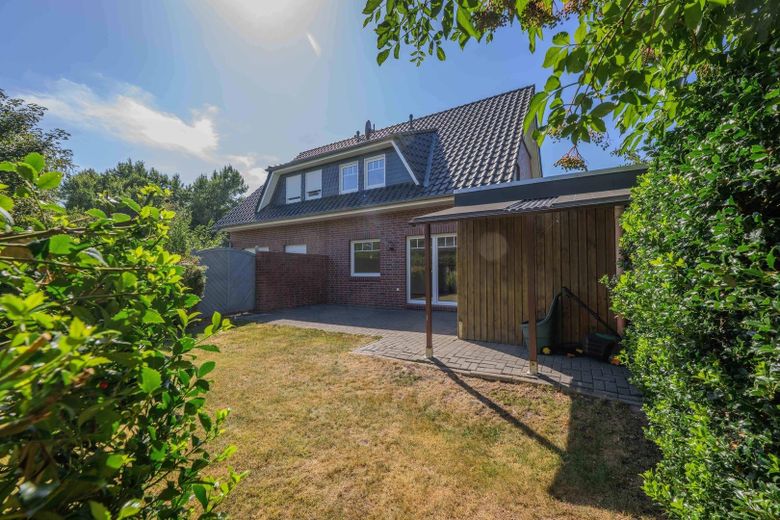 Young semi-detached house with carport in Friedrichsfehn – Rückansicht