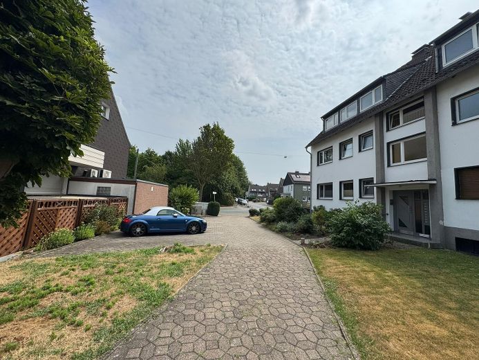 Gemütliches Zuhause für die ganze Familie – helle 3,5-Zimmer-Dachgeschosswohnung in Essen-Borbeck – Stellplatz vorm Haus- optional