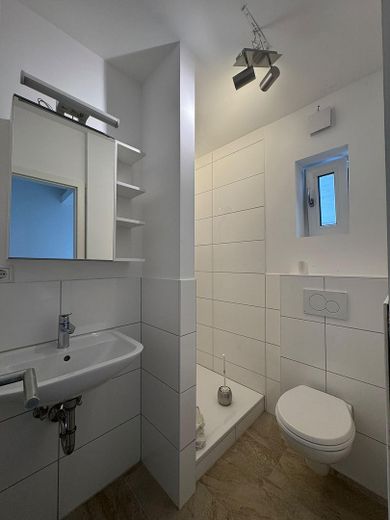 Kernsanierte 1-Zimmer-Wohnung mir Einbauküche, Balkon und eigenem Eingang – Duschbad