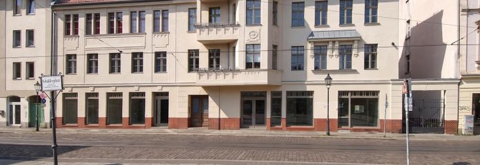 Vivienda moderna con apariencia histórica - Piso en propiedad completamente renovado - directamente del propietario – Straßenansicht