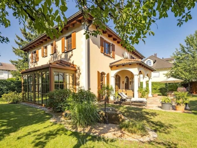 Mediterrane Familienvilla mit privatem Wellnessbereich und Tiefgarage – Foto 1