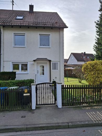 Hausvorderseite mit Garten