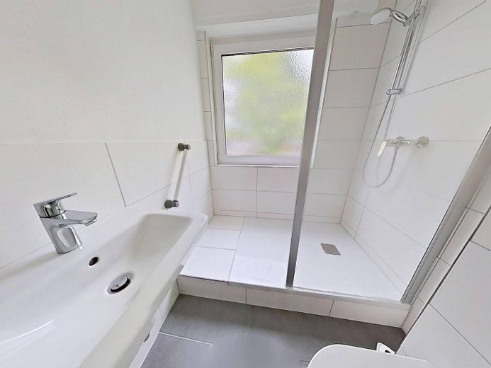 ERSTBEZUG NACH SANIERUNG: Lichtdurchflutete 3-Zimmer-Wohnung mit Terrasse – Ansicht II: Badezimmer