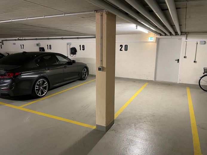 Appartement 3 pièces avec terrasse sur le toit à Ingolstadt-Nordwest, place de parking en garage souterrain incluse - sans commission – Tiefgaragenstellplatz