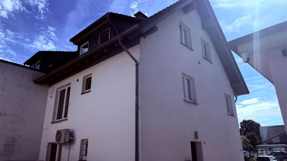 Edificio residencial y comercial en una ubicación céntrica de Lohmar – Rückansicht