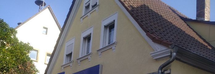 Vielfältig nutzbare Gewerbeeinheit in kleinem Wohn- und Geschäftshaus