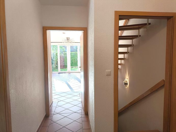 Zentrales und energieeffizientes Townhouse mit Tiefgarage und Keller – Flur EG mit Sonne