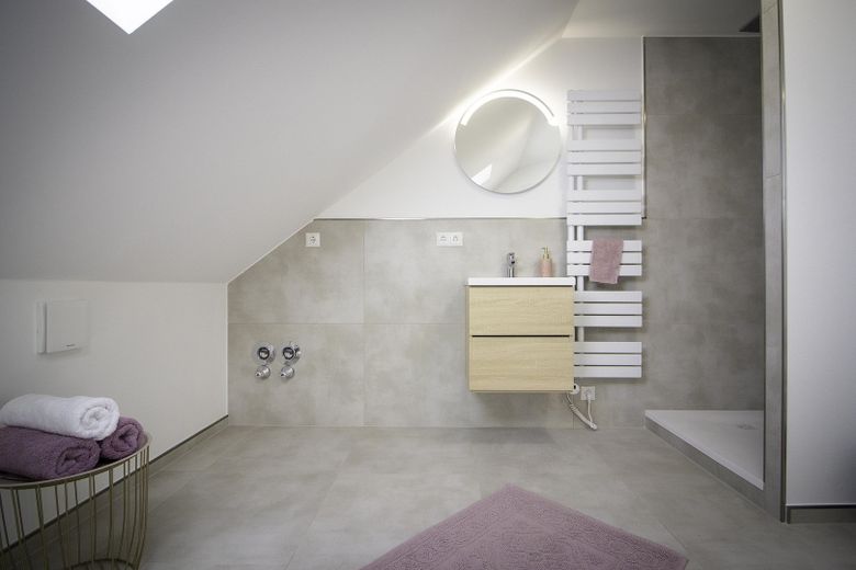 *Provisionsfrei**Neuwertig**Balkon**Klimaanlage**Dachgeschosswohnung 2. Obergeschoss Niederwerrn* – Badezimmer
