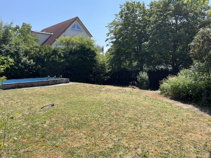 Casa progettata da un architetto a mezza collina – Garten, Schwimmbad