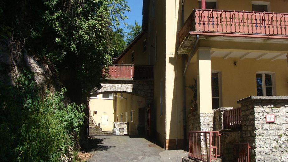 Grande proprietà con tre edifici in posizione privilegiata su un terreno boschivo di 33.600 m² – Foto 14