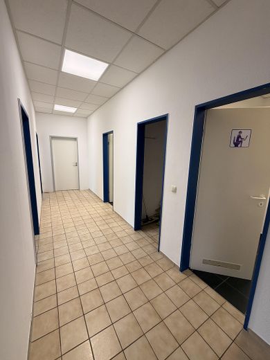 Helle Bürofläche ca. 100 m² – mit 3 Räumen und Stellplätzen – Gang