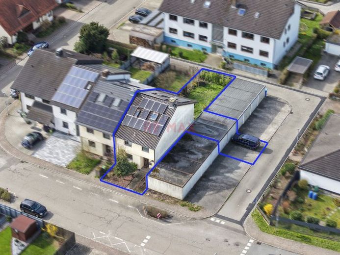 Reiheneckhaus und zwei Garagen auf Erbpacht – Foto 1